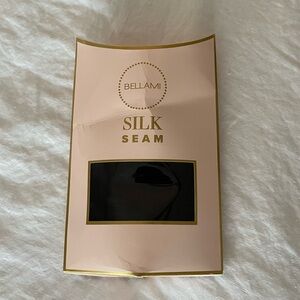 BELLAMI Silk Seam
240g 22" Off Black (1B)
Hair Extensions